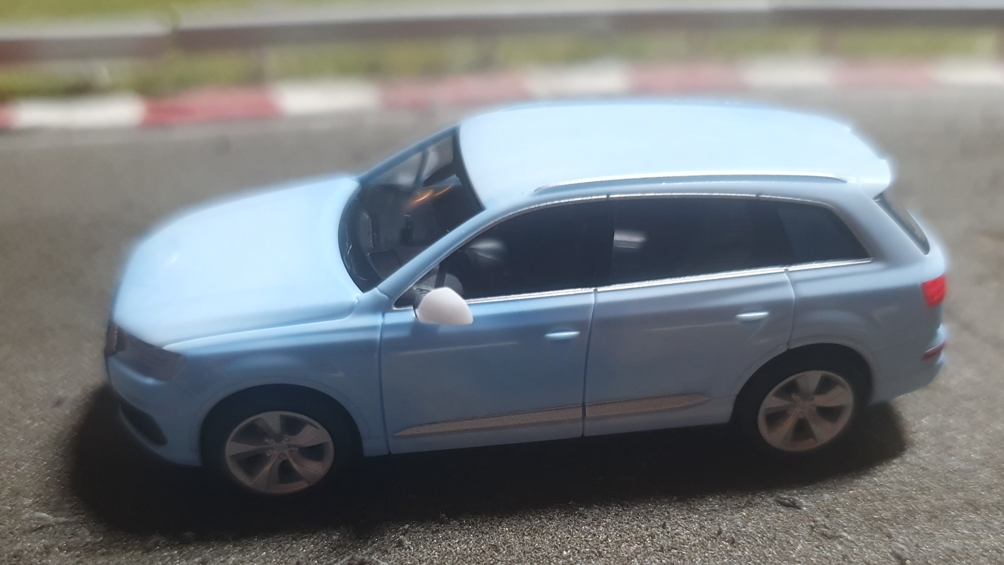 Audi Q7 marmoriert blau 
